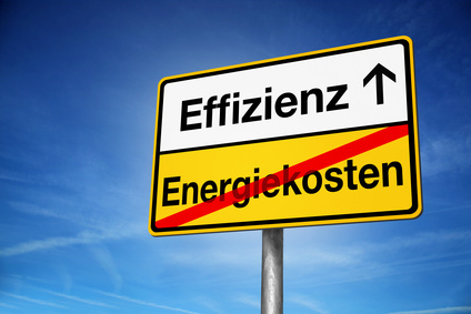 Straßenschild mit durchgestrichenen Energiekosten und Effizienz als Ziel